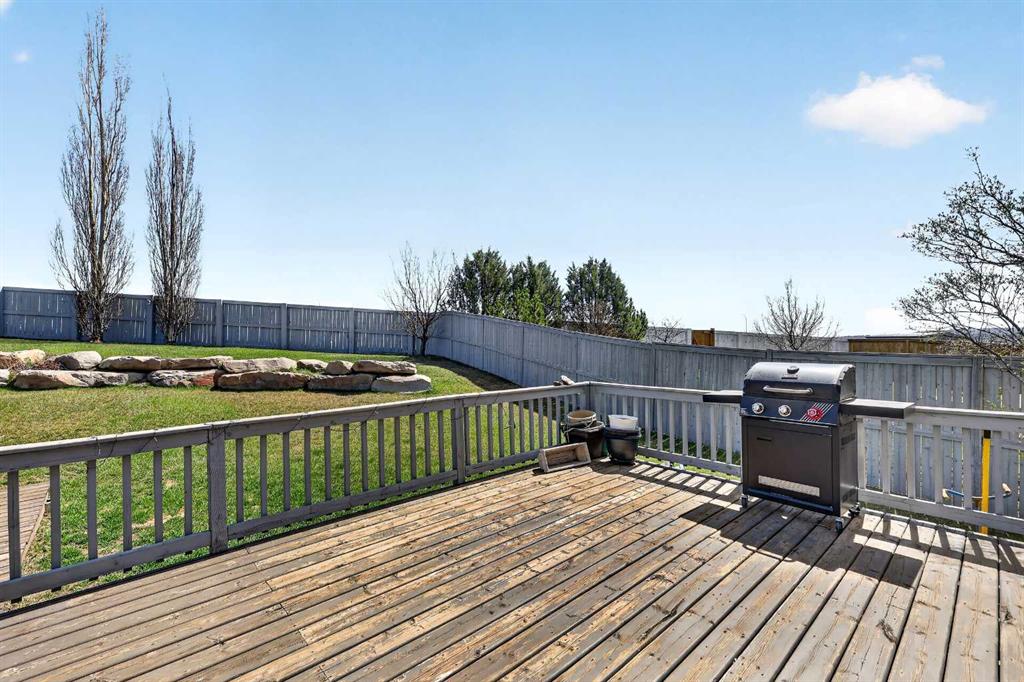 99 Evansmeade Crescent NW photo 3