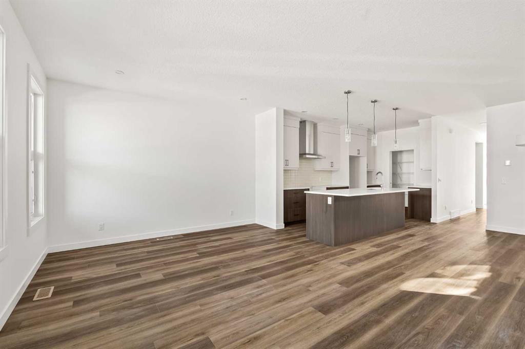 1133 Chinook Gate Bay SW photo 4