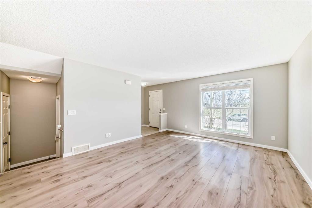 393 Legacy Boulevard SE photo 4
