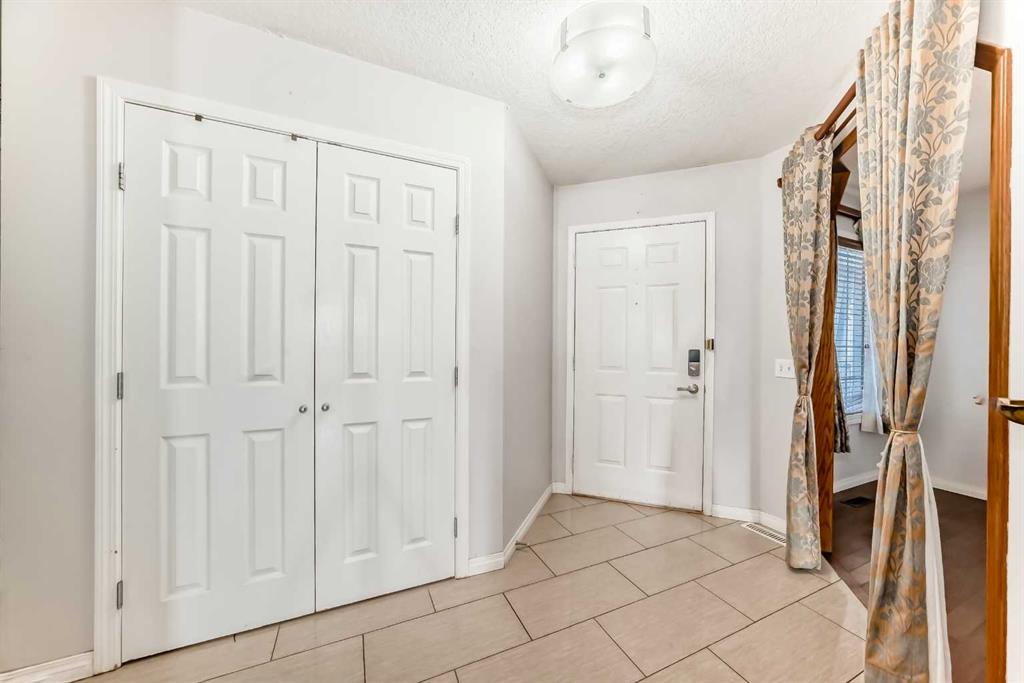 207 Eldorado Close NE photo 4