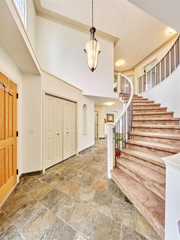 243 Hampshire Close NW photo 3