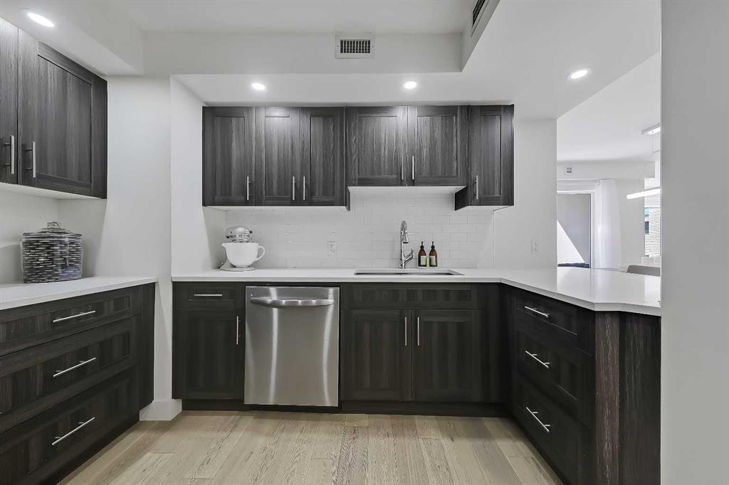 200 La Caille Place SW #902 photo 4