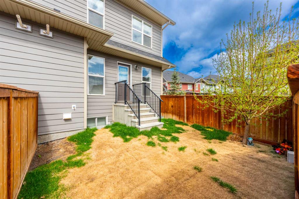 428 Cranbrook Square SE photo 3