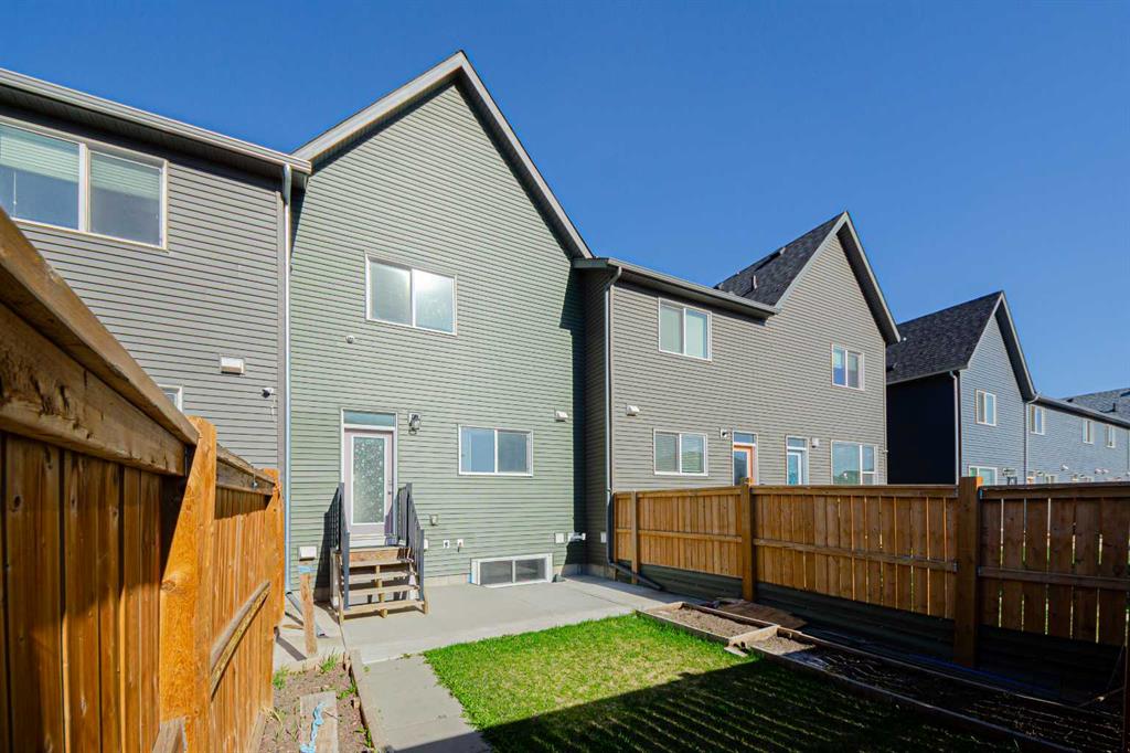 83 Savanna Park NE photo 2
