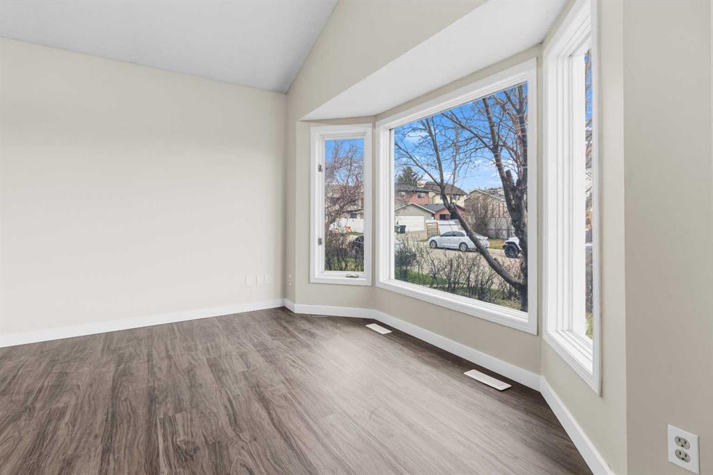 37 Martingrove Way NE photo 5