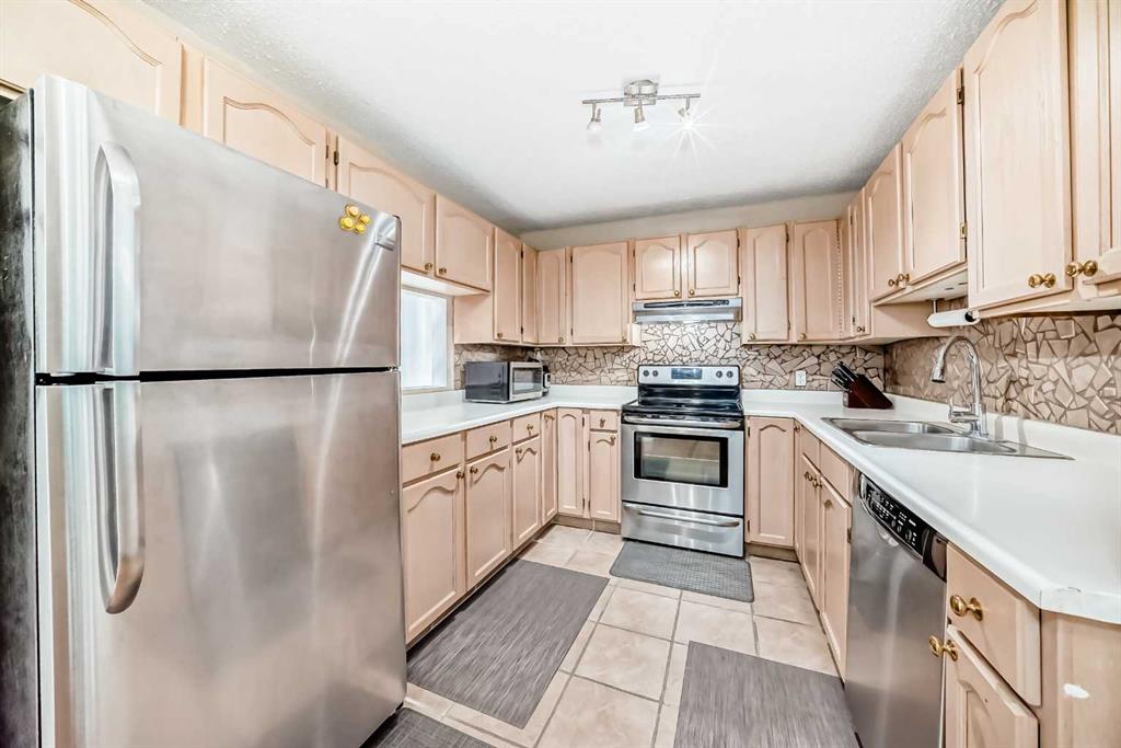 15 Falshire Terrace NE photo 2