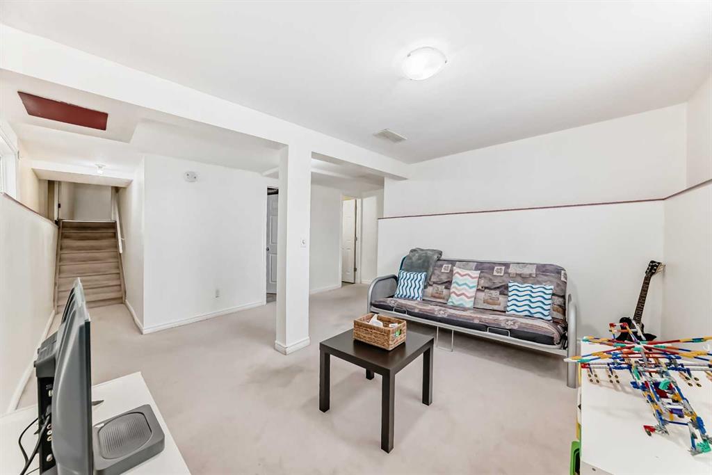 15 Falshire Terrace NE photo 5