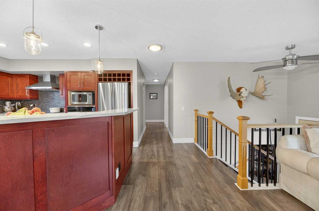 35 Queen Isabella Close SE photo 3