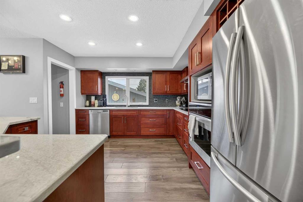 35 Queen Isabella Close SE photo 4