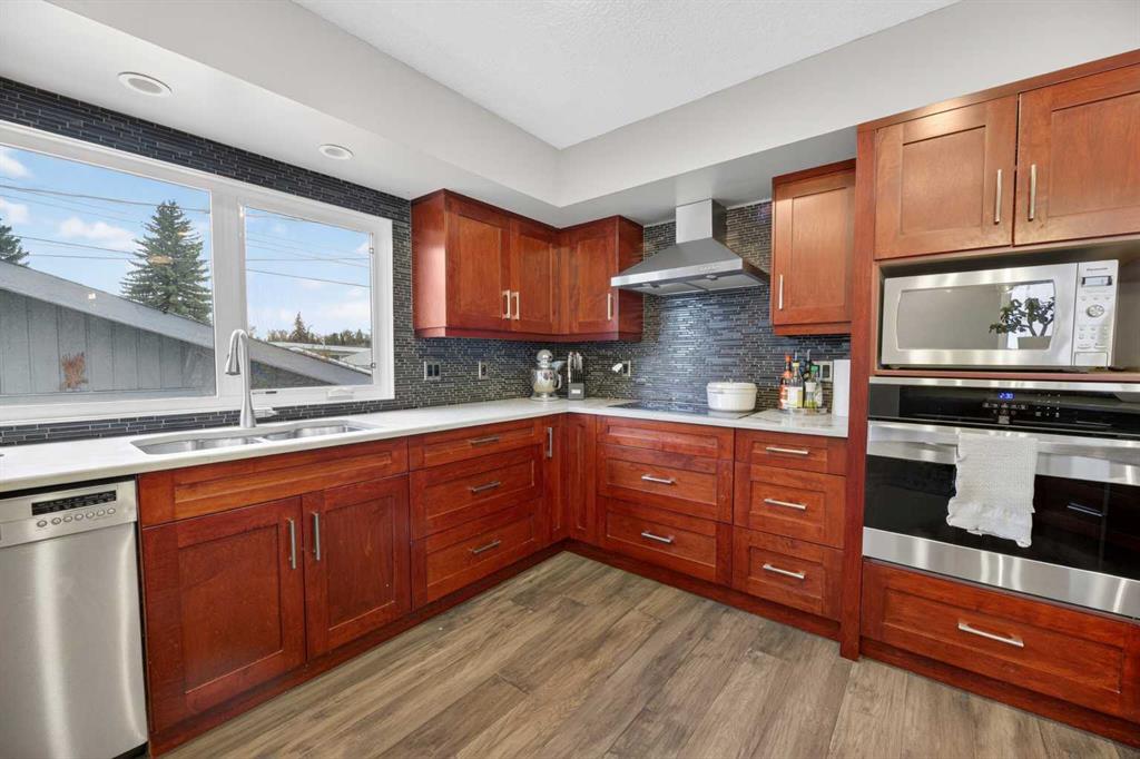 35 Queen Isabella Close SE photo 5