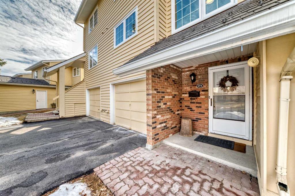 374 Point Mckay Gardens NW photo 2