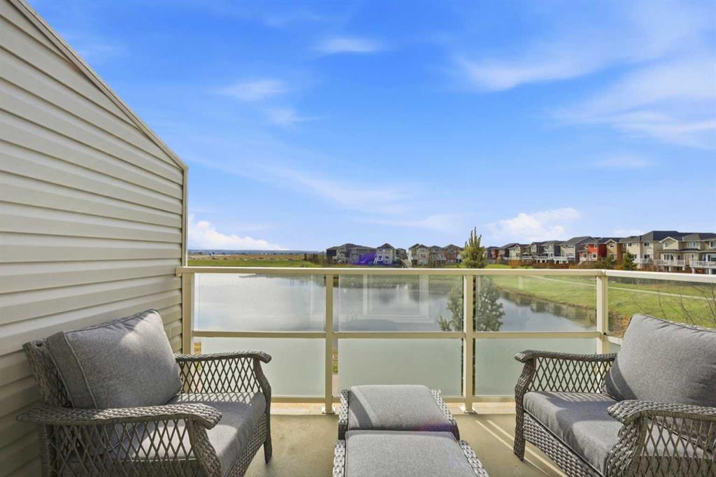 556 Redstone View NE photo 2
