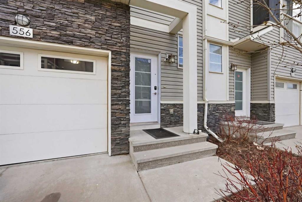 556 Redstone View NE photo 5