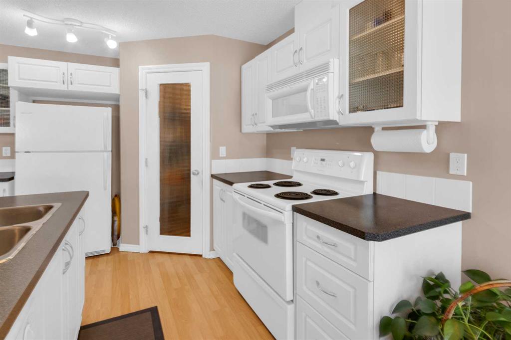 27 Royal Birch Mount NW photo 5