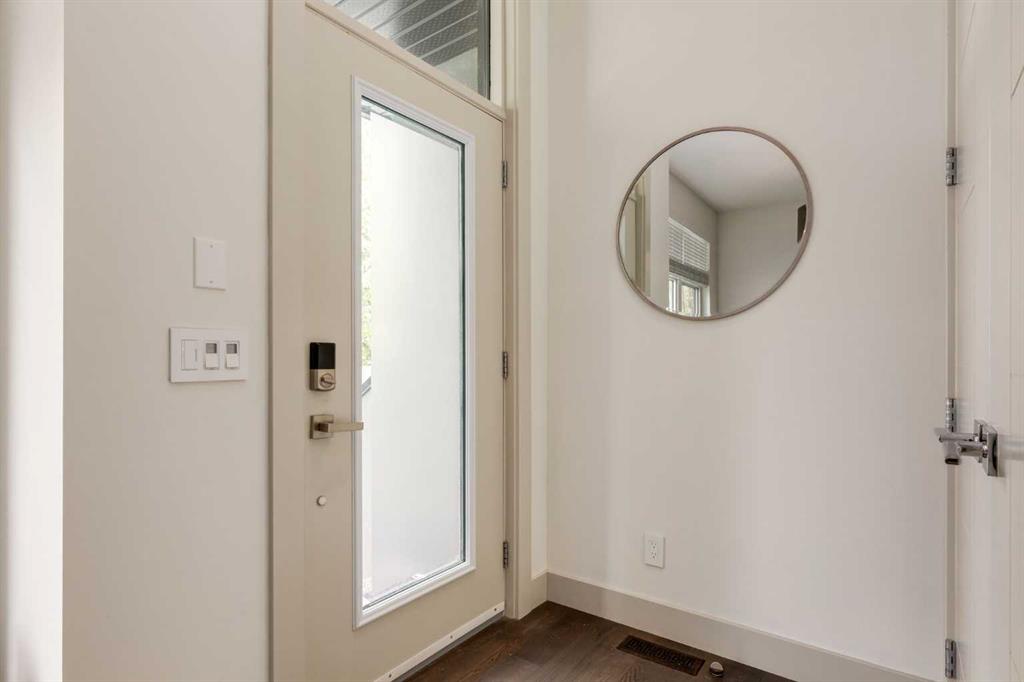 1523 28 Avenue SW #1 photo 3