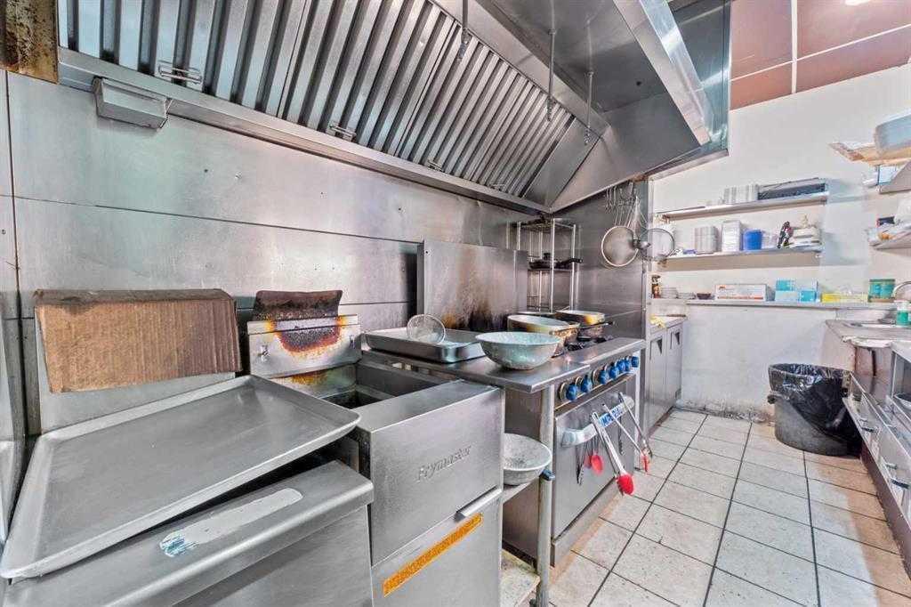 920 36 Street NE photo 4