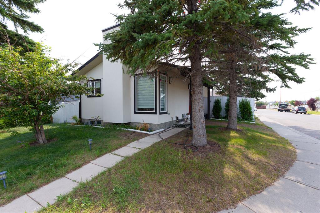 95 Castleridge Close NE photo 3