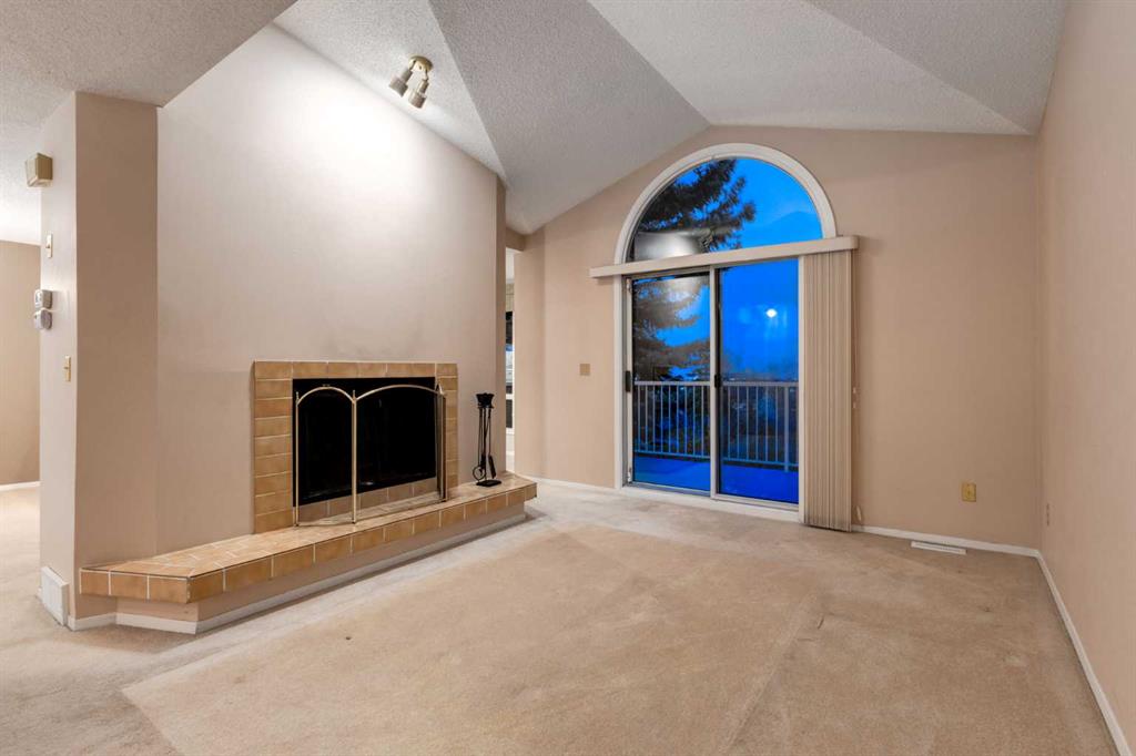 114 Strathlorne Mews SW photo 5