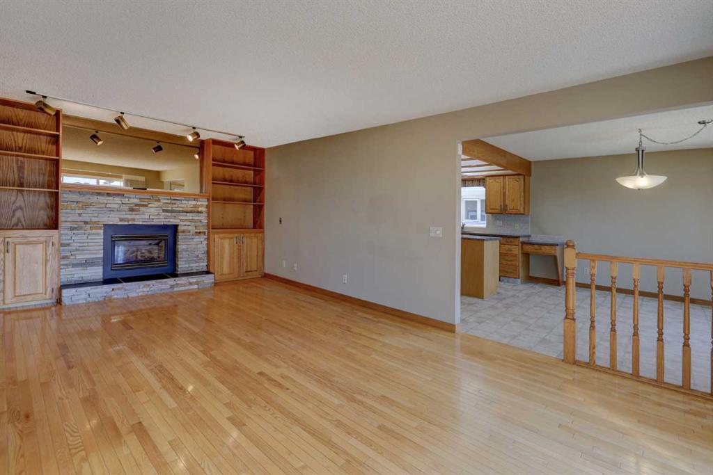 2328 Munro Drive NE photo 3