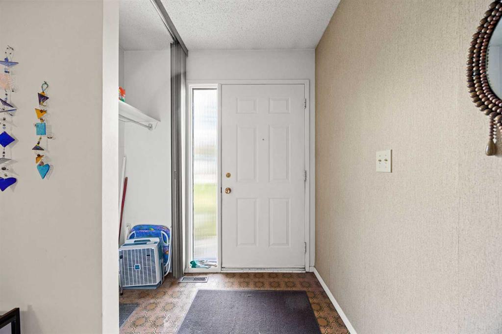4940 39 Avenue SW #8 photo 2
