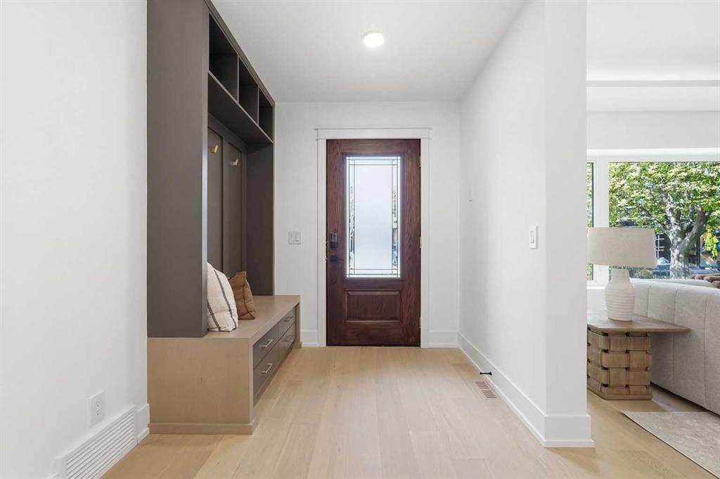 60 Lake Lucerne Close SE photo 3