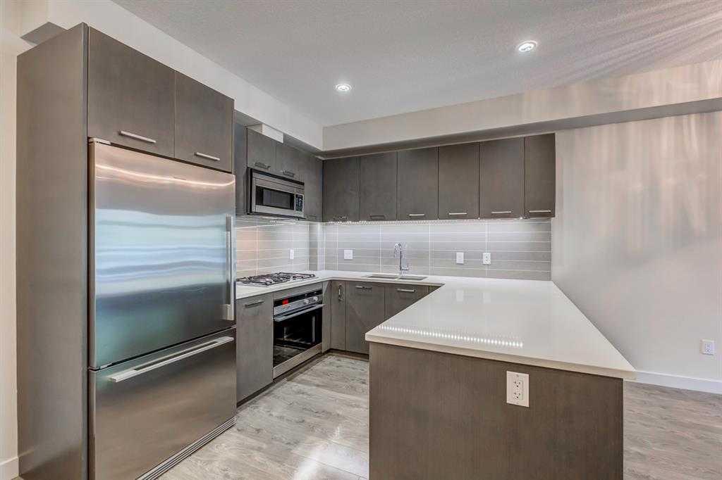 323 20 Avenue SW #102 photo 2