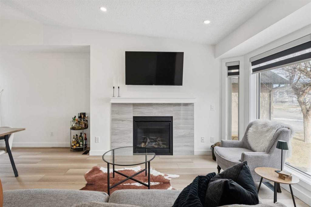 194 Martinglen Way NE photo 4
