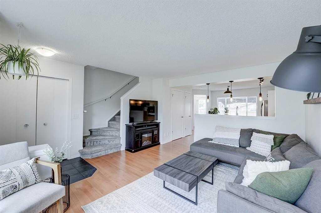 12 Elgin Meadows View SE photo 4