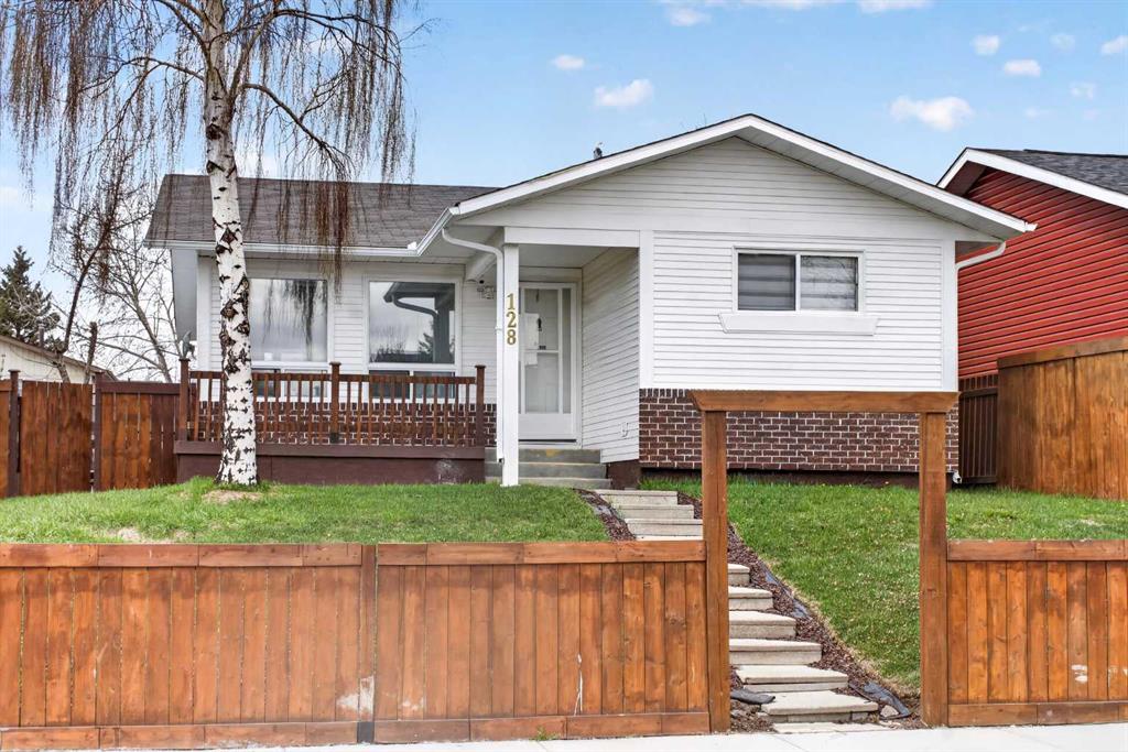 128 Castledale Crescent NE photo 2