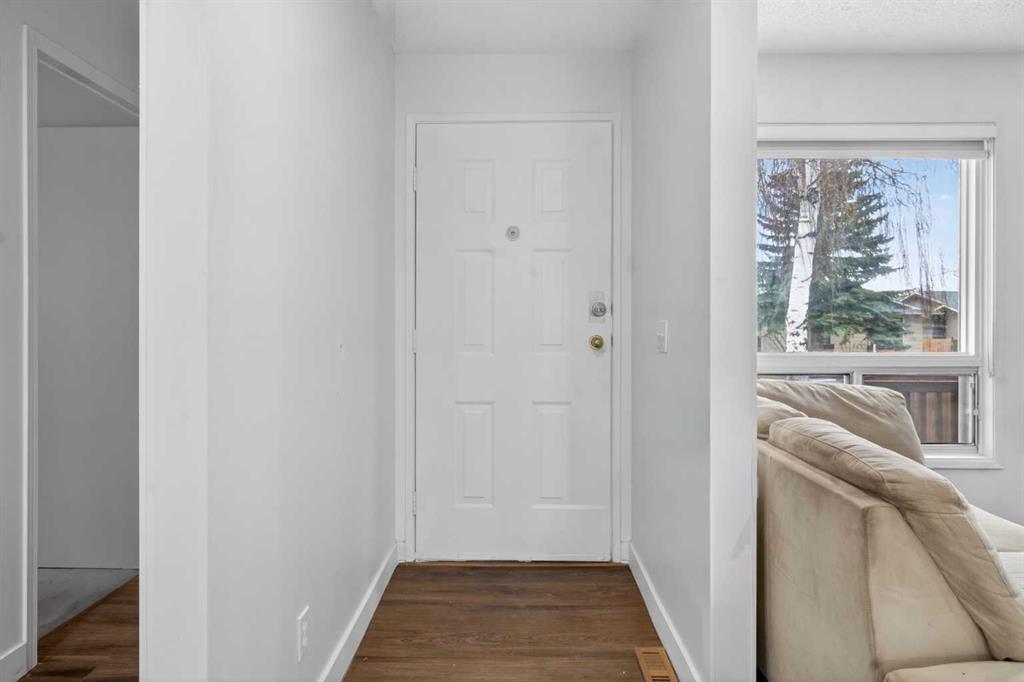 128 Castledale Crescent NE photo 3