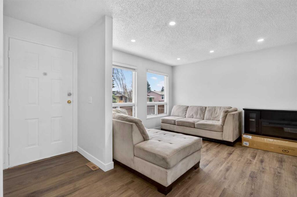 128 Castledale Crescent NE photo 4