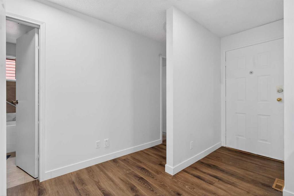 128 Castledale Crescent NE photo 5