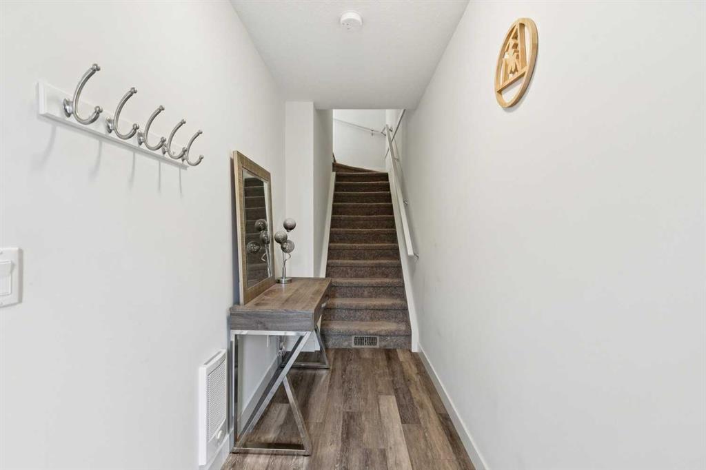 11 Evanscrest Mews NW #108 photo 2