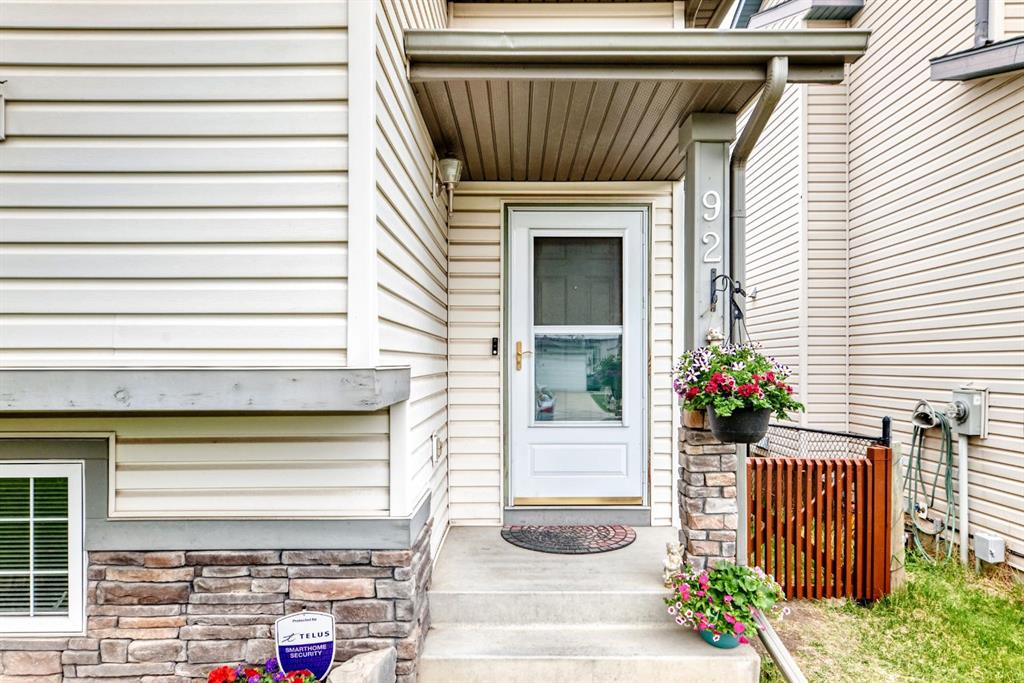 92 Everstone Rise SW photo 2