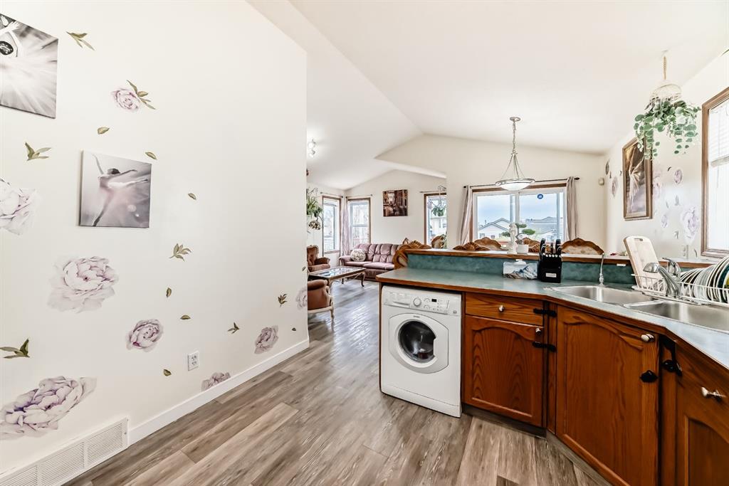 92 Everstone Rise SW photo 5