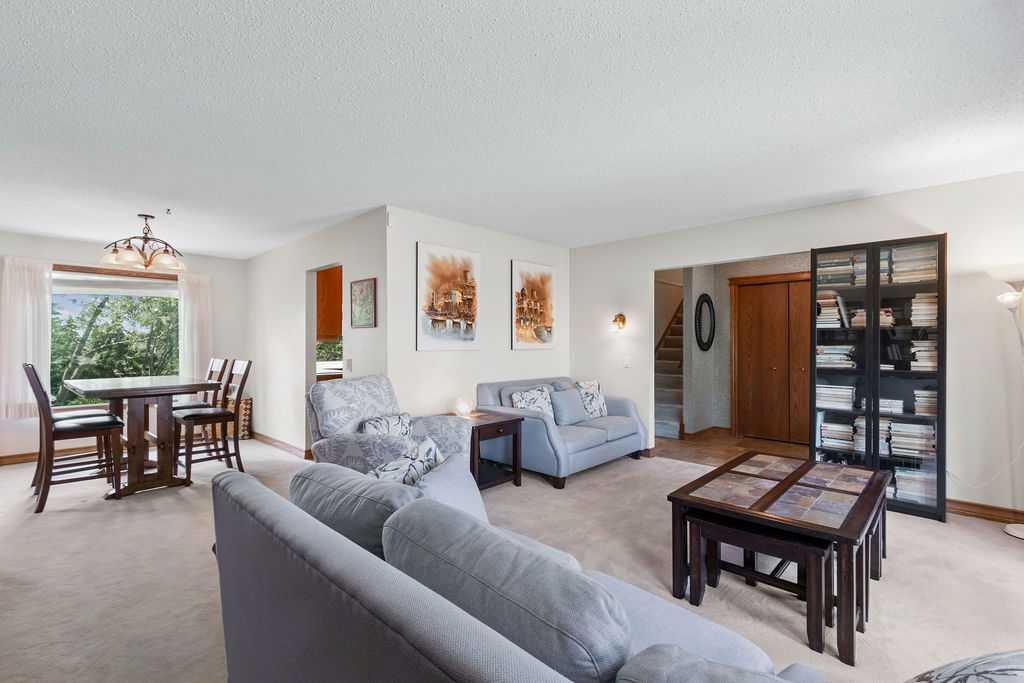 652 Dalmeny Hill NW photo 2