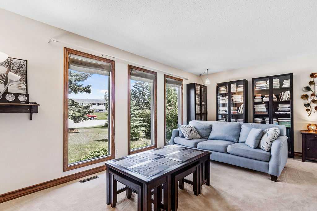 652 Dalmeny Hill NW photo 3