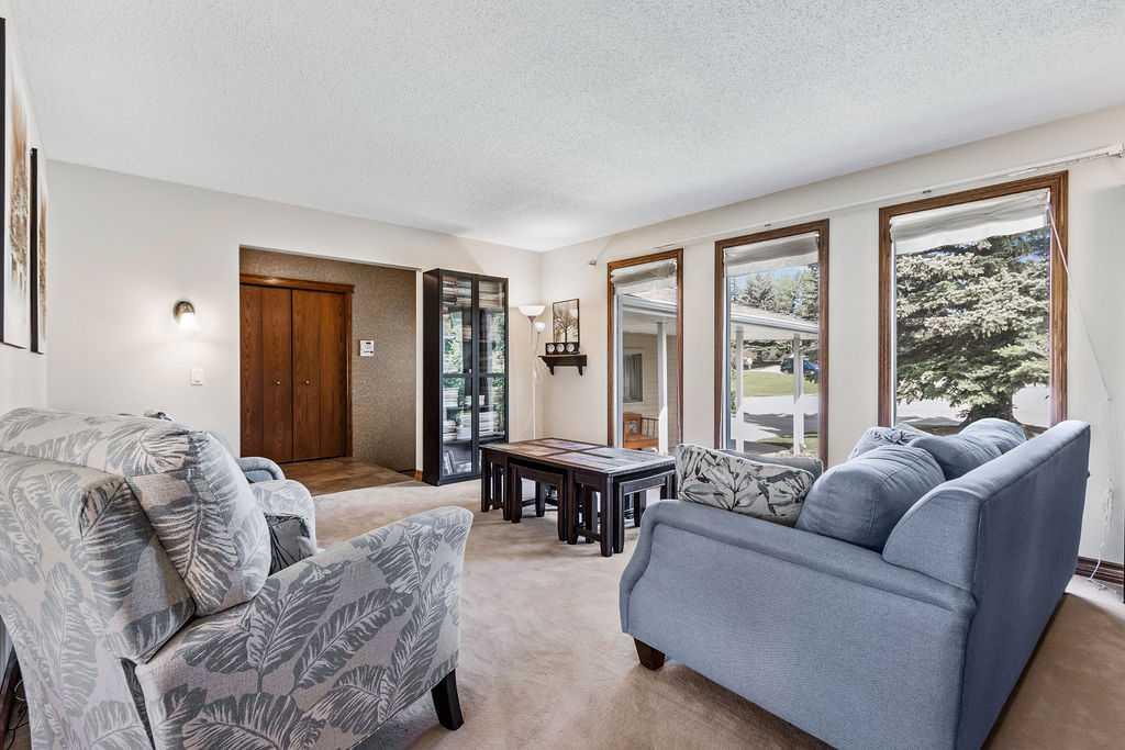 652 Dalmeny Hill NW photo 4