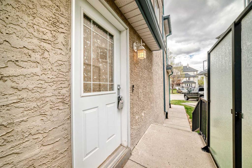 156 Simcoe Place SW photo 3