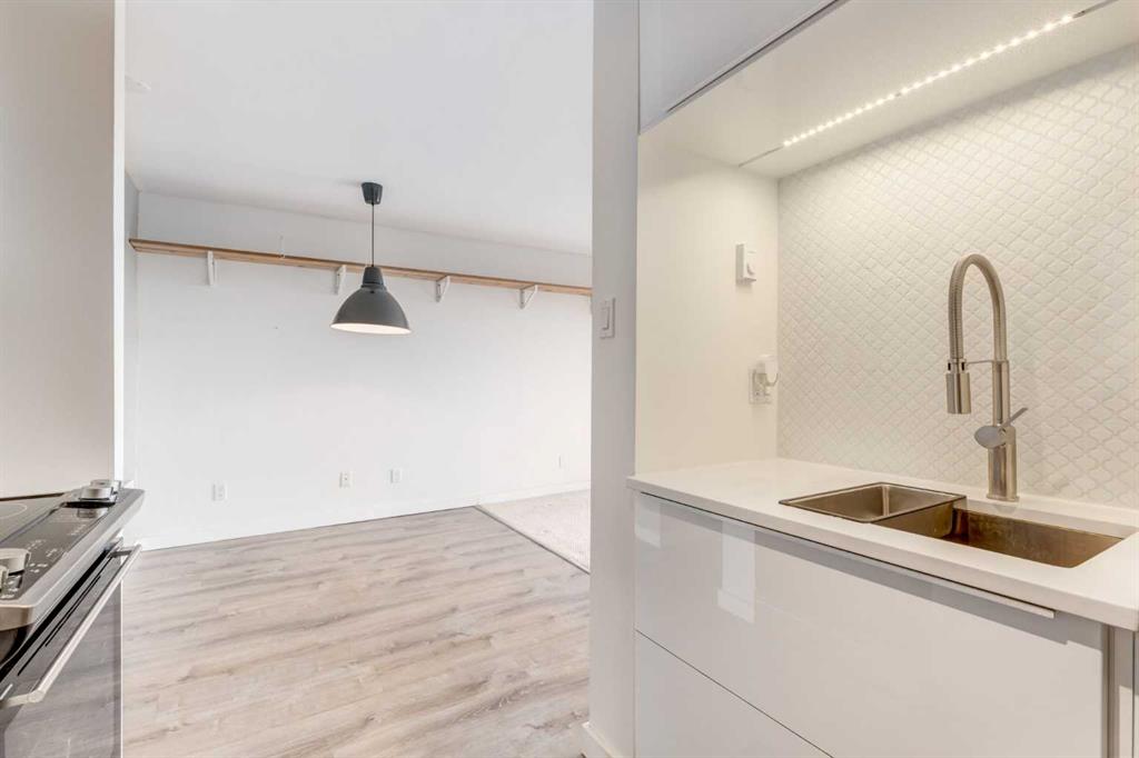 1513 26 Avenue SW #206 photo 3
