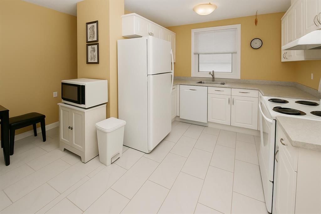 884 Rundlecairn Way NE photo 3