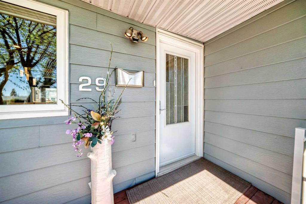 29 Chisholm Crescent NW photo 3