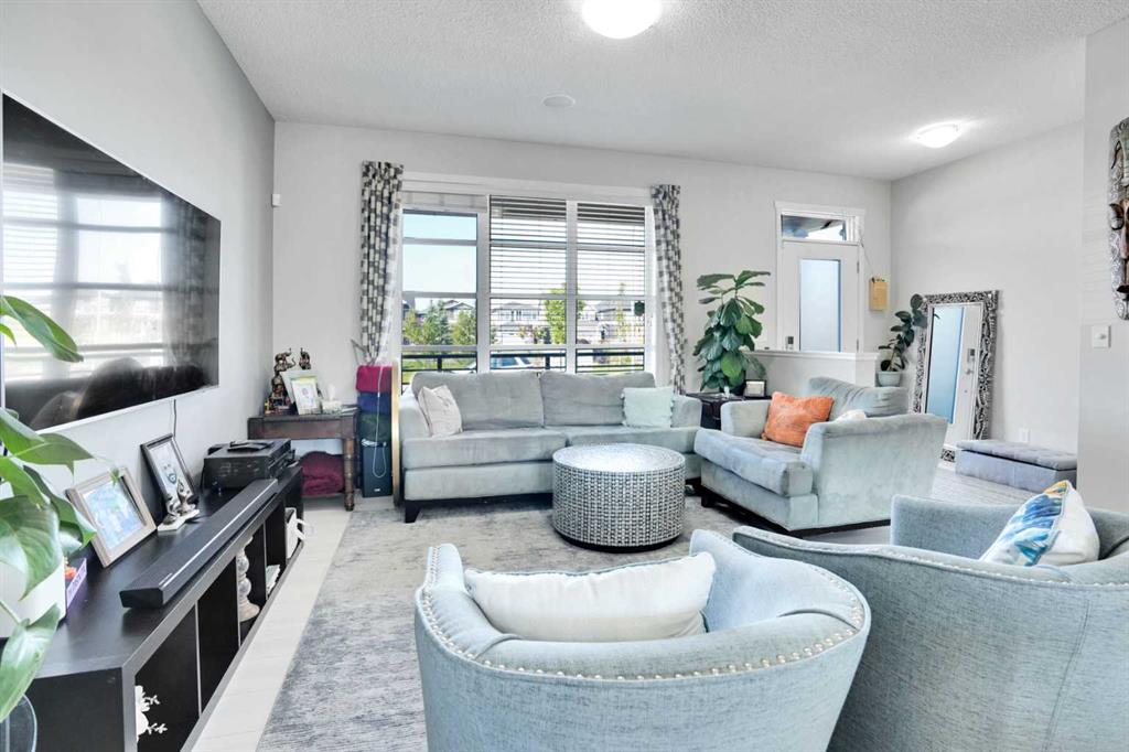 215 Savanna Parade NE photo 4