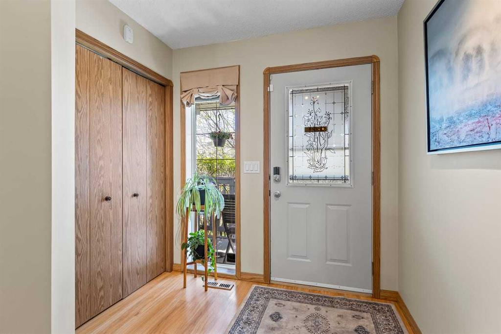158 Saratoga Close NE photo 2