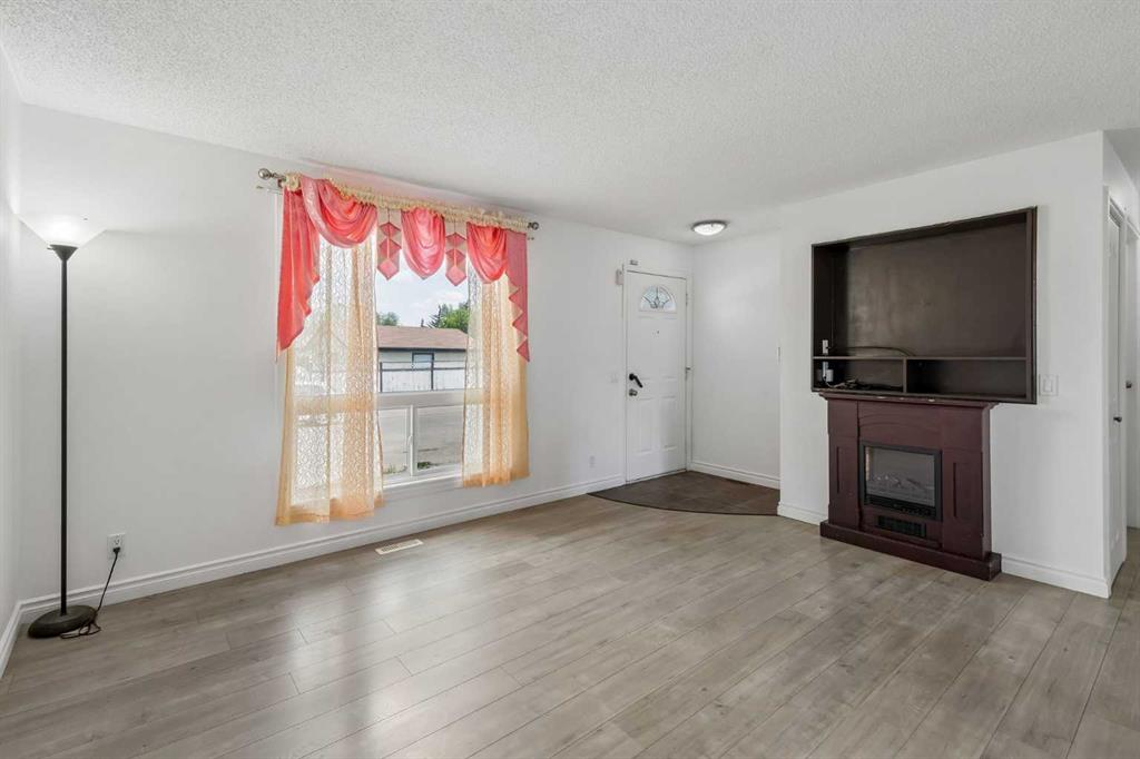 83 Appletree Close SE photo 4