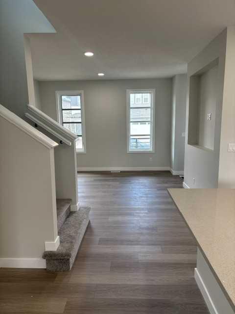 619 Savanna Crescent NE photo 2
