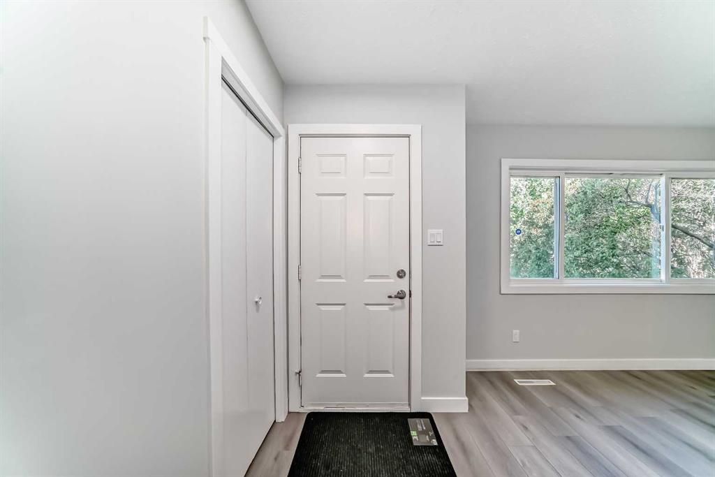 1508 45 Street SE photo 3