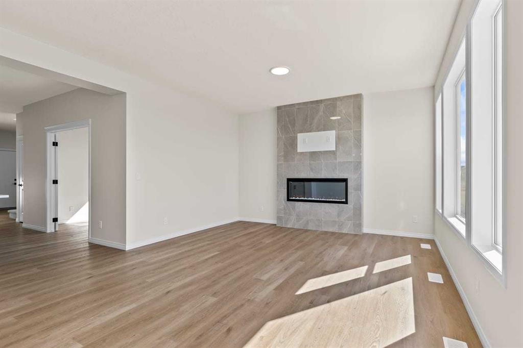 127 Corner Glen Grove NE photo 3