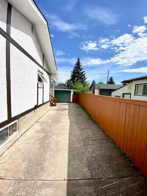 8016 33 Avenue NW photo 4