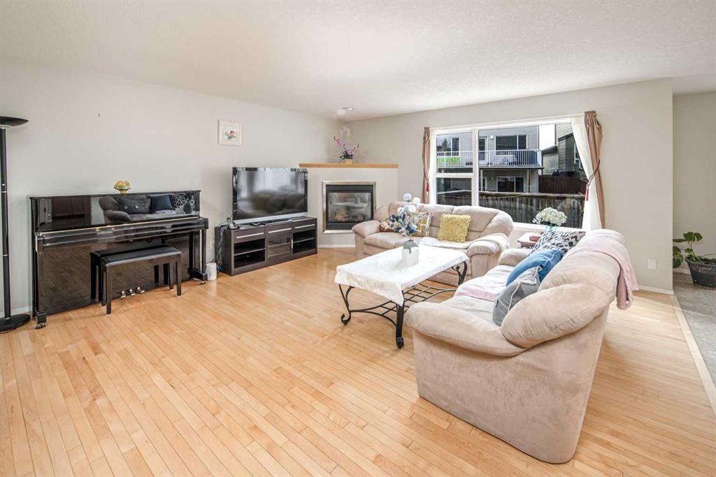96 Panamount Manor NW photo 3